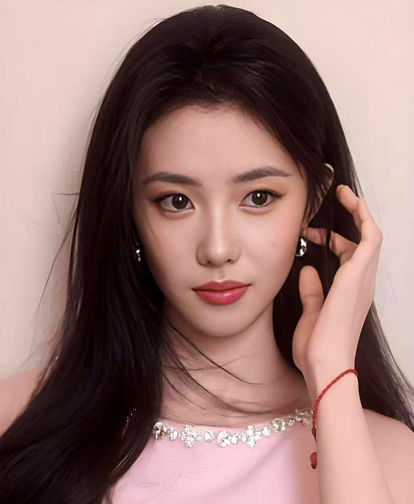 娱乐圈全在抢快钱，这个叫张婧仪的女孩却死死捂住自己，硬生生把流量拒之门外熬了三年