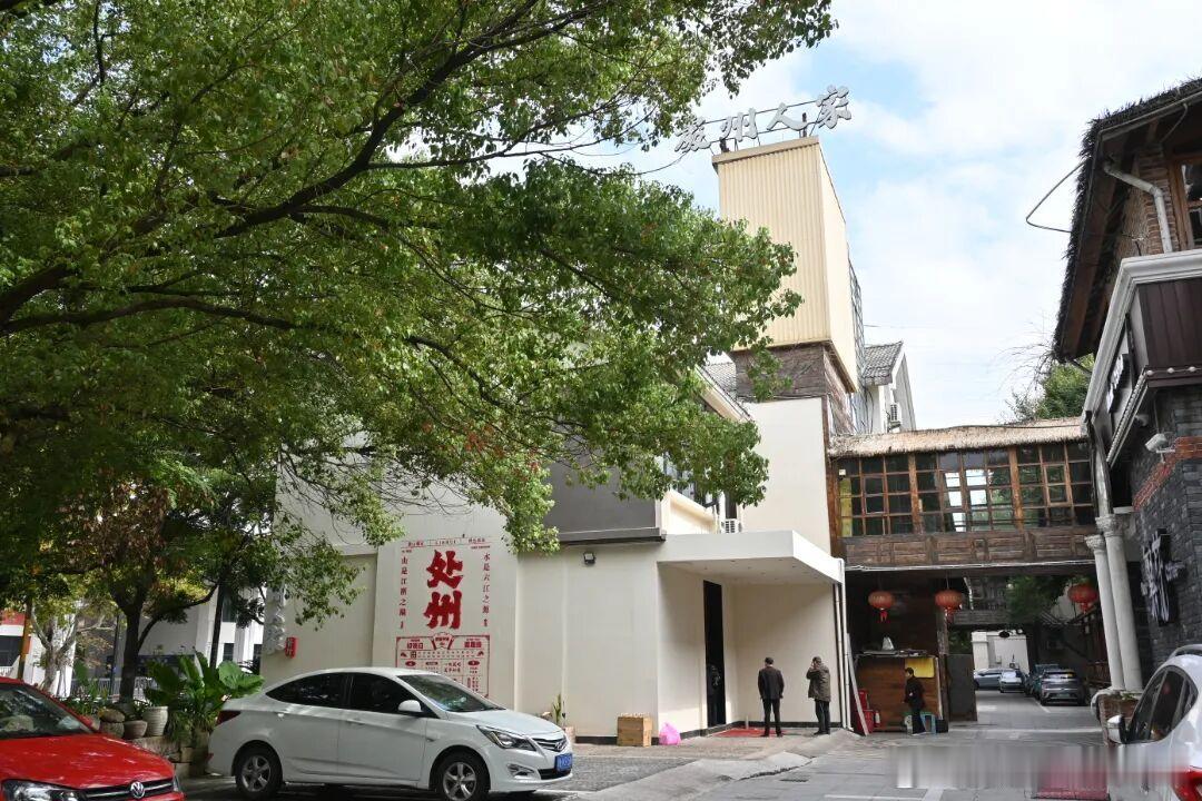 八百里瓯江，青山依秀水，流珠傍溅玉，山水画卷浑然天成。丽水莲都，便是这美丽画轴上