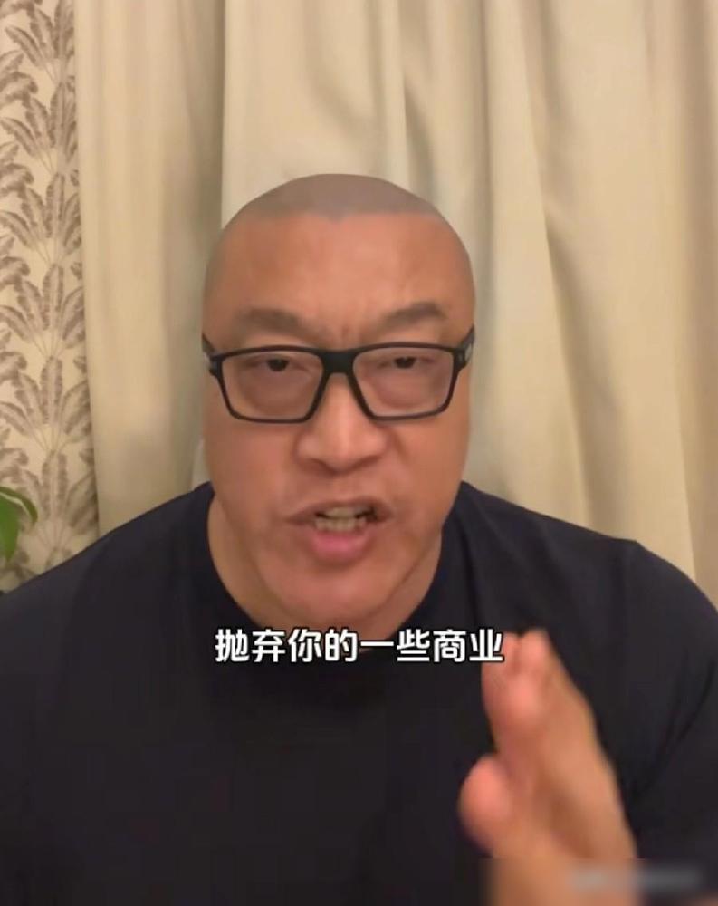 杨瀚森被下放的消息刚爆，篮球名宿马健就火力全开，甩出“救命药方”，字字扎心却刀刀