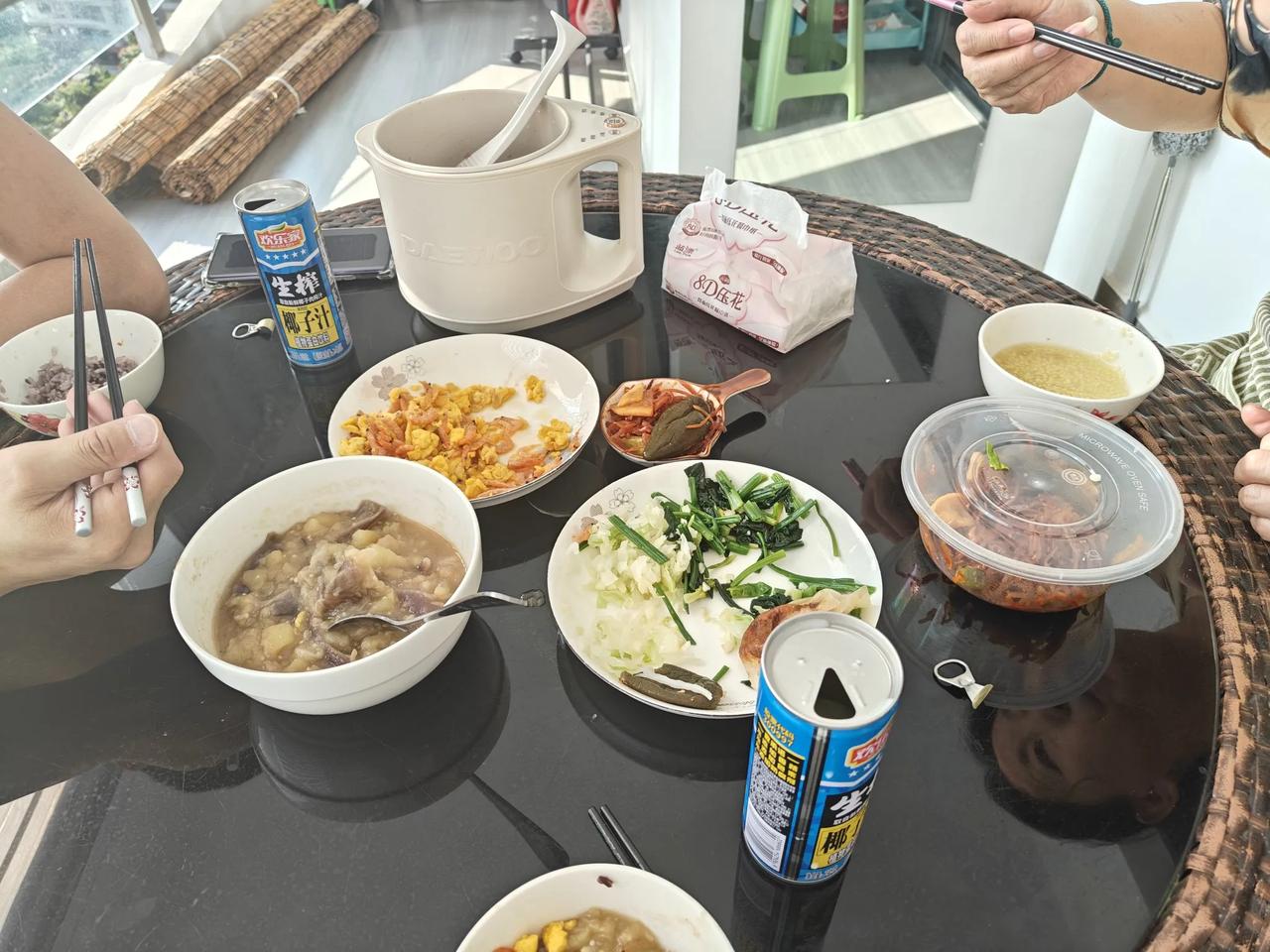 今日晚，刘妈道：“老身今天腰也疲倦，只粗糙做两个小菜，与你吃何如？”我躺着正读罗
