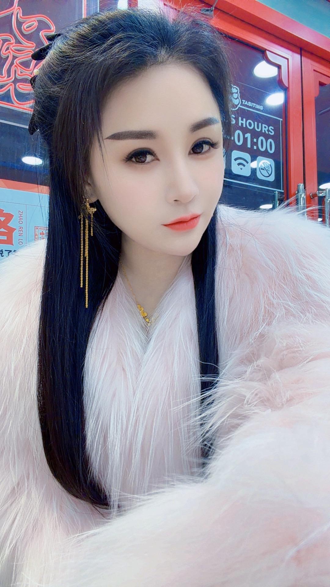 突然发现我的头发还是挺多的，就是太直了🤣