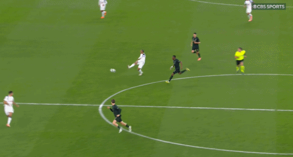 GOAL！！！西蒙斯直塞打穿对方防线找到约翰逊，后者过掉门将，大禁区外推空门得手