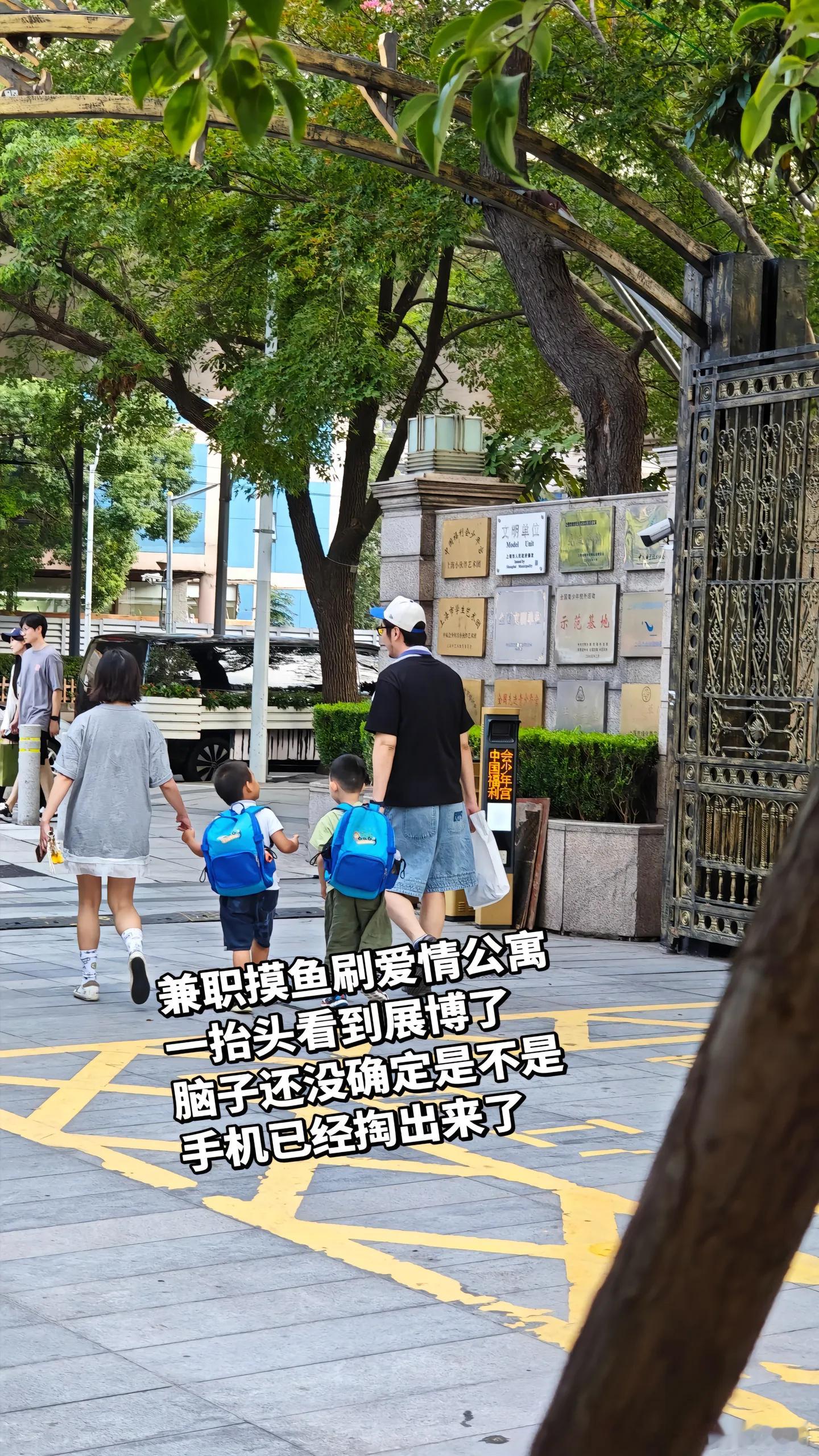 偶遇金世佳接儿子放学金世佳儿子长这么大了 金世佳接儿子放学，牵手儿子人夫感强 ​