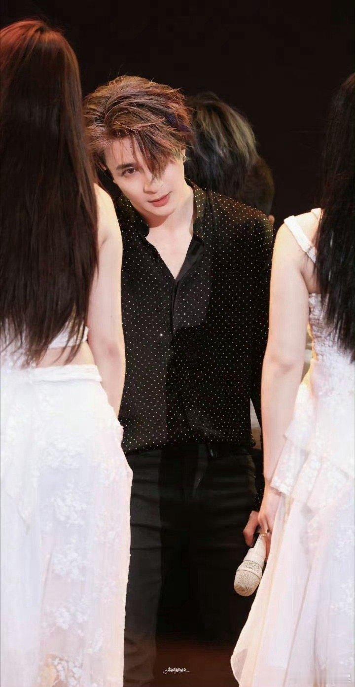 #薛之谦TMEA年度最佳内地男歌手#是金子到哪都会发光，薛之谦真的太棒了，老薛的