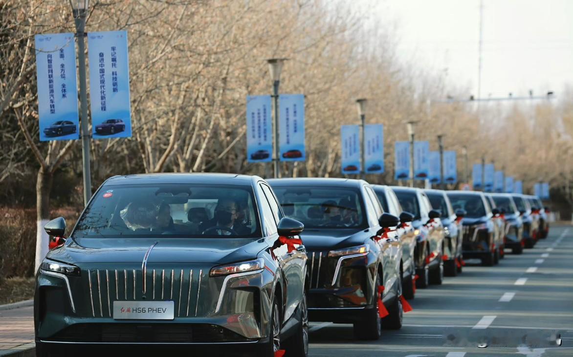 今天带女儿在家门口见证了红旗HS6 PHEV万人交付仪式，让她从小感受一下祖国的