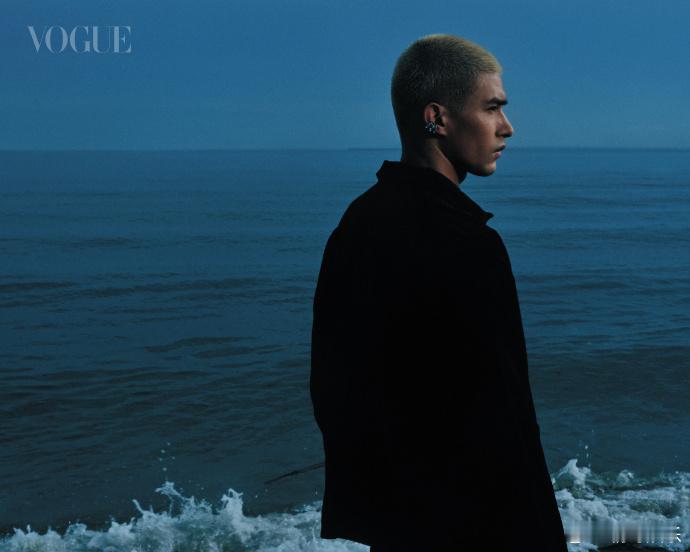 米卡VOGUE首封上线米卡解锁VOGUE新加坡封面太有故事感了米卡