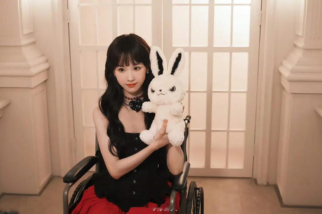 齐刘海的陈都灵看起来确实更年轻了 