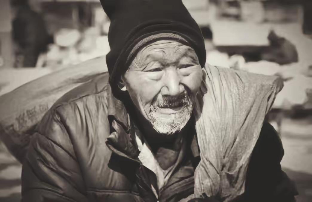 1988年秋，一个拾荒老头在吉林省公拉玛哨口松花江大桥下，发现了三个鼓鼓囊囊的编