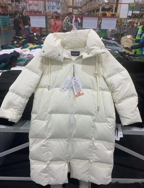 山姆499元羽绒服羽绒成本约为186元近日，山姆会员商店一款售价499元、充绒量