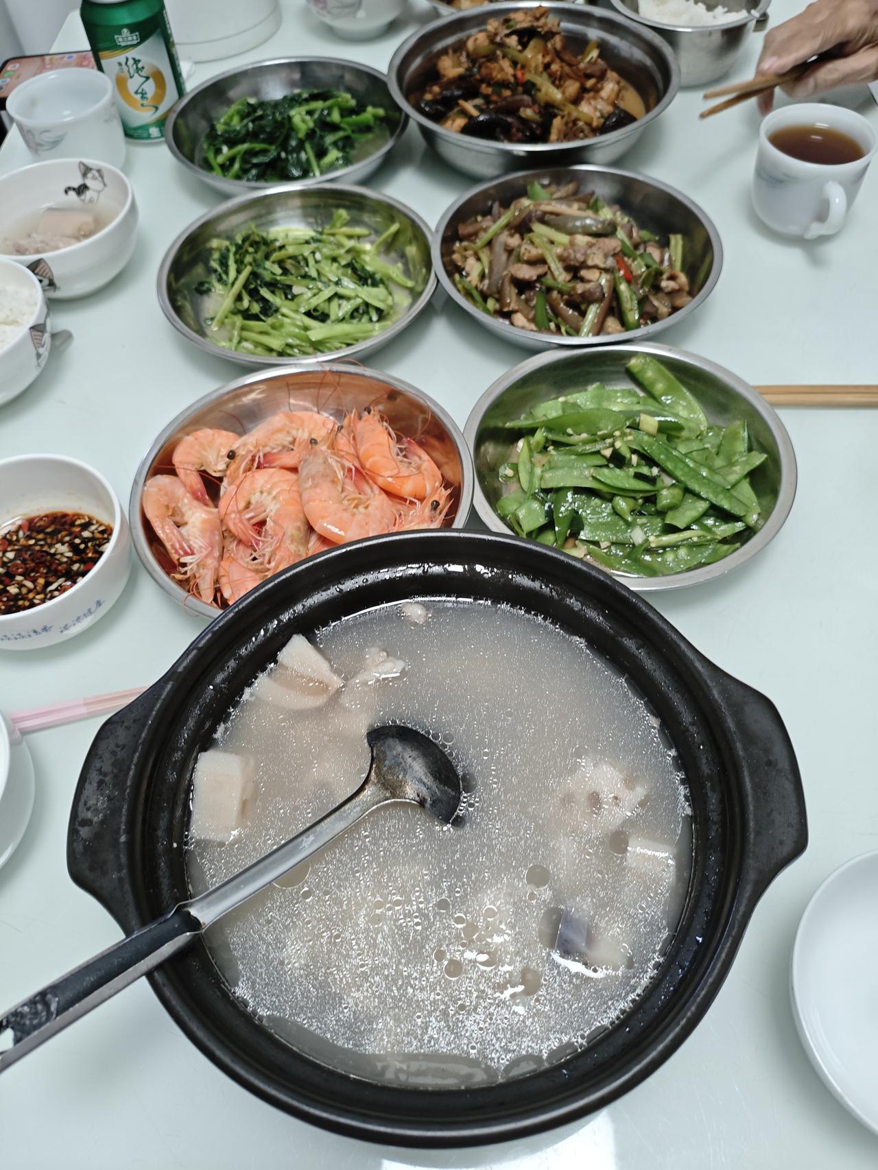 今日三餐分享周末美食，昨天晚上儿子做的菜：香菇烧土鸡，炒茄子，炒通菜，莲藕排骨汤