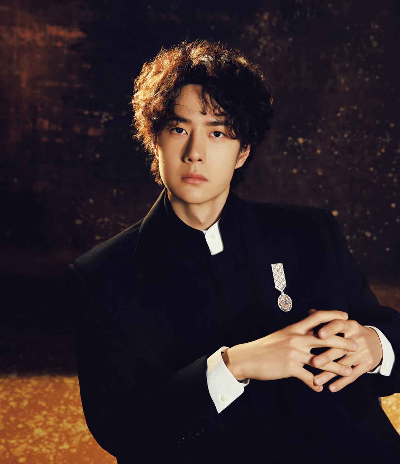 王一博这次微博之夜穿中山装，直接把新中式美学带火了。中山装是改良版的，立领挺括显