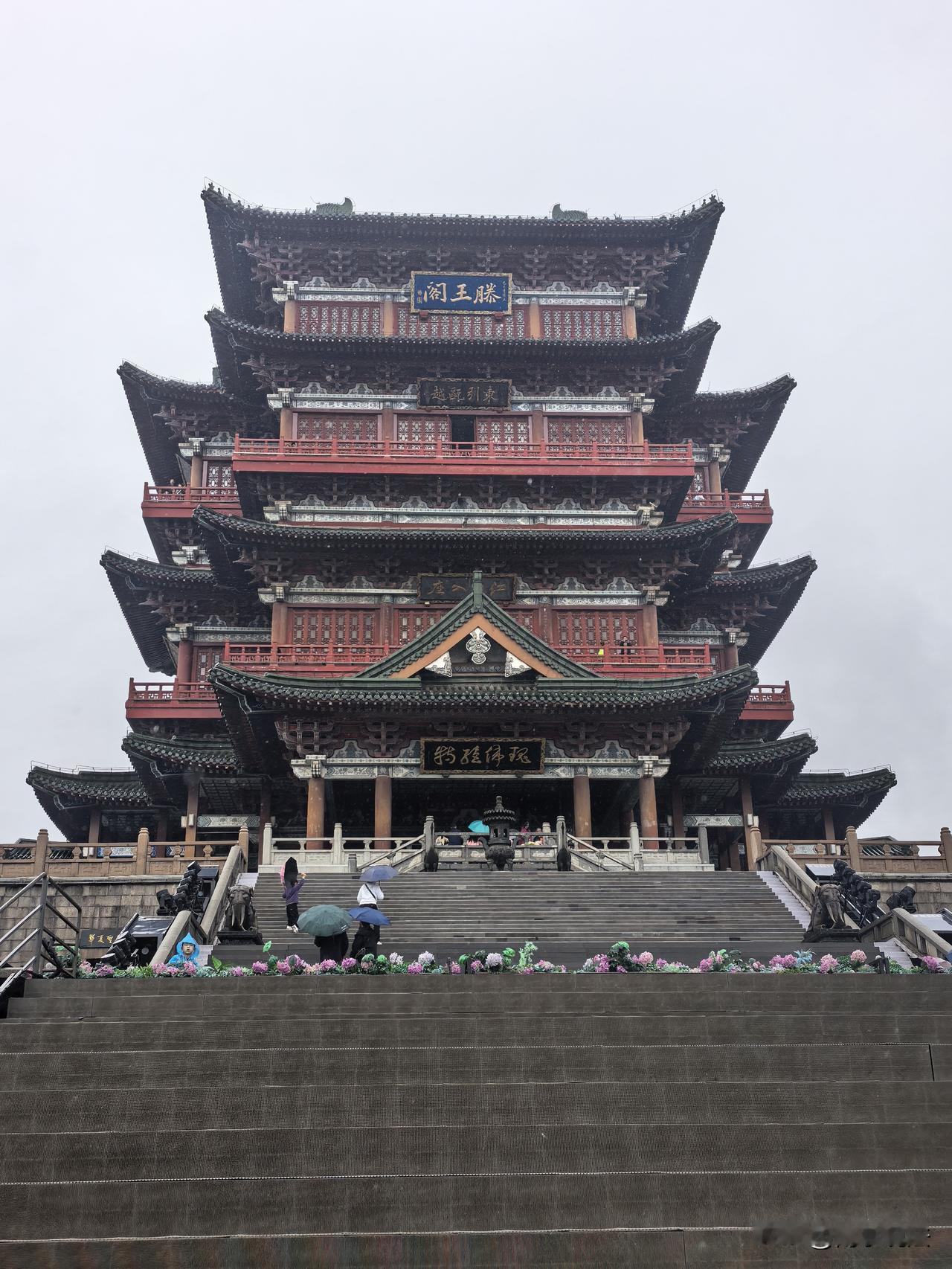 雄州雾列，东引瓯越，江山入座，瑰伟绝特一一美哉滕王阁！滕王阁风景照