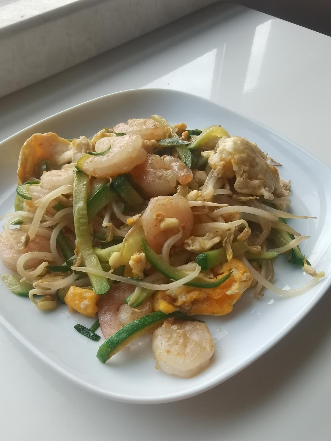星期五 早餐打卡。

【今日菜单】
豆芽虾仁炒鸡蛋加了点黄瓜丝、牛奶咖啡、自制吐