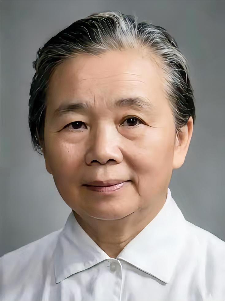 她是红军时期级别最高的女将领。青年时代投身革命，留学苏联，在红四方面军身居要职，