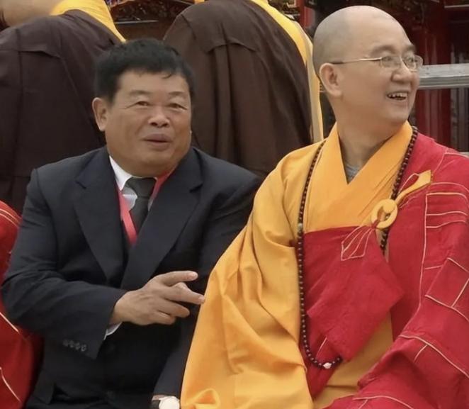 曹德旺随王石一起参观万福寺。方丈曾向王石提到修斋堂需要 1600 万元，王石认为