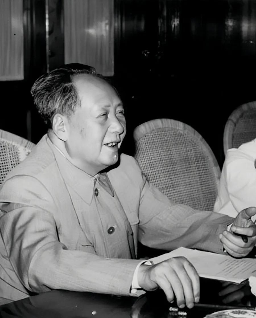 毛主席语录：一切群众的实际生活问题，都是我们应该注意的问题。假如我们对这些问题注