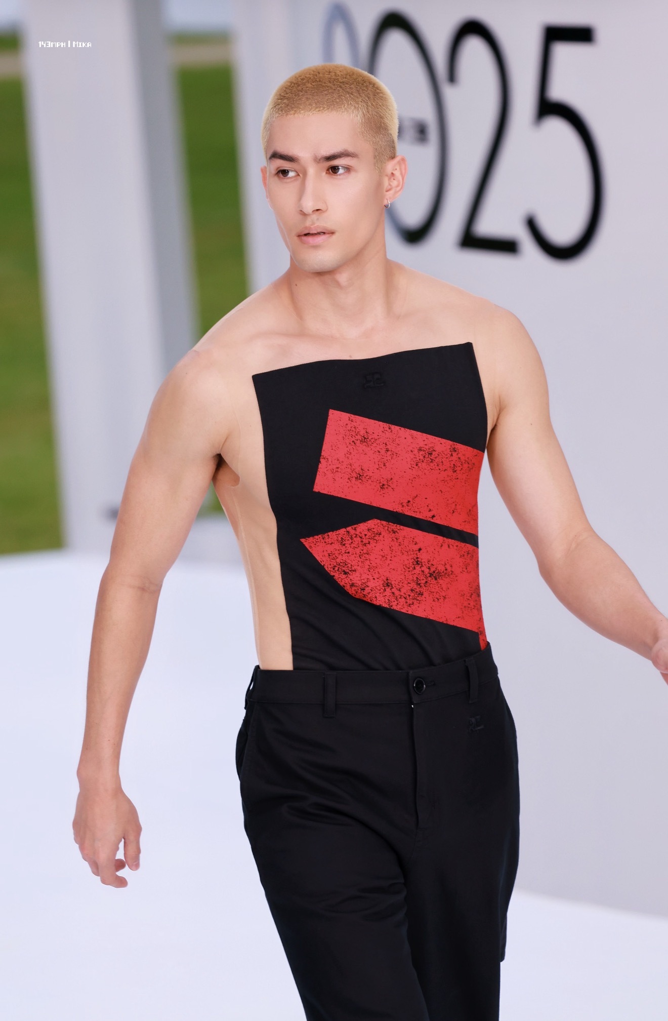 米卡穿了吗米卡你是懂红毯的❗️❗️当你想在红毯看到惊喜，请看米卡。性感又时髦的米