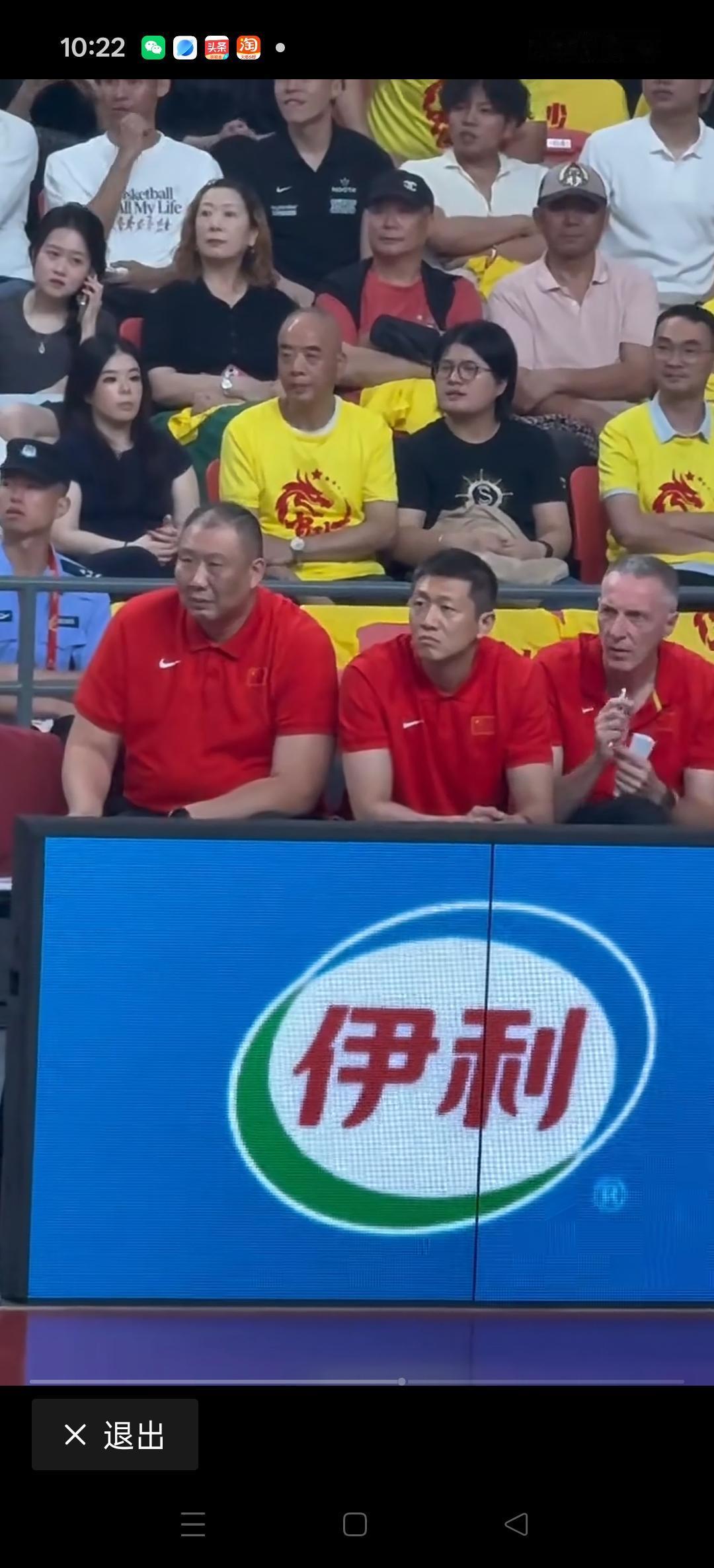 中国男篮教练组，拿在热身赛的首胜，他们一定是非常开心的！[加油][加油][比心]