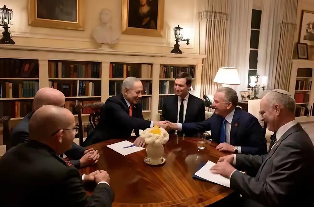 以色列总理内塔尼亚胡跑到美国，在特朗普的办公室。
内塔尼亚胡和六个犹太政客围坐在