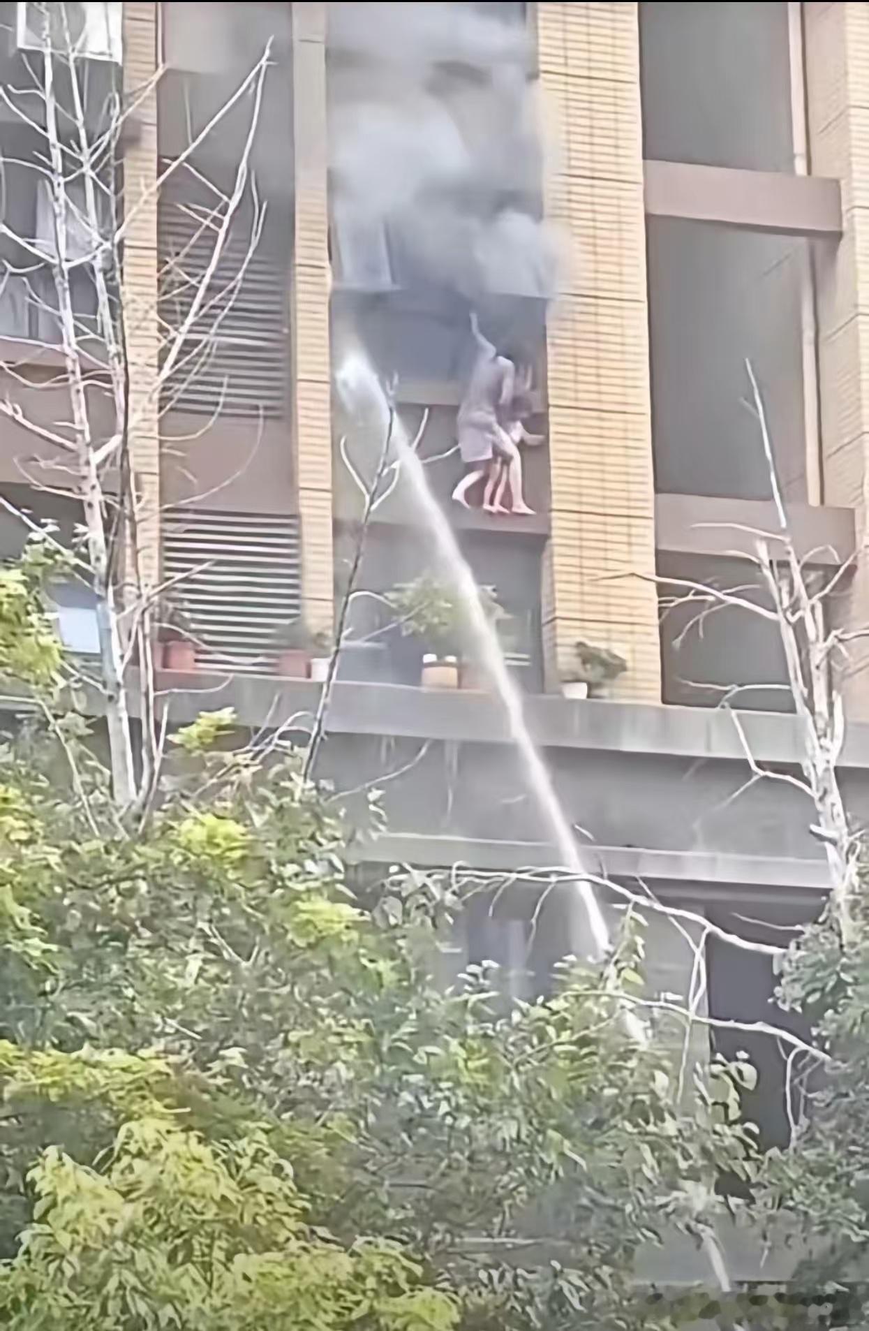 连云港火灾母女坠落，四楼外墙母亲死死抱住窗户框，两条腿牢牢缠住三岁小孩，将小孩整
