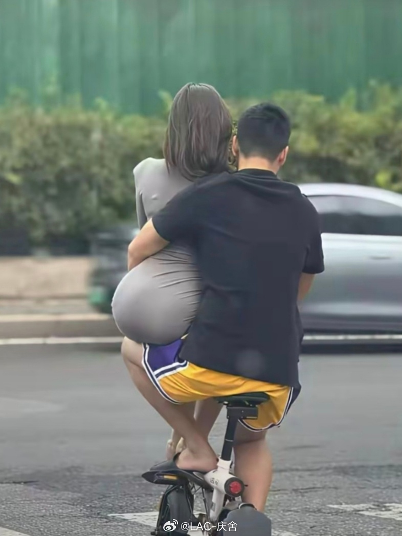 此刻还有人在意他开什么车么？ ​​​
