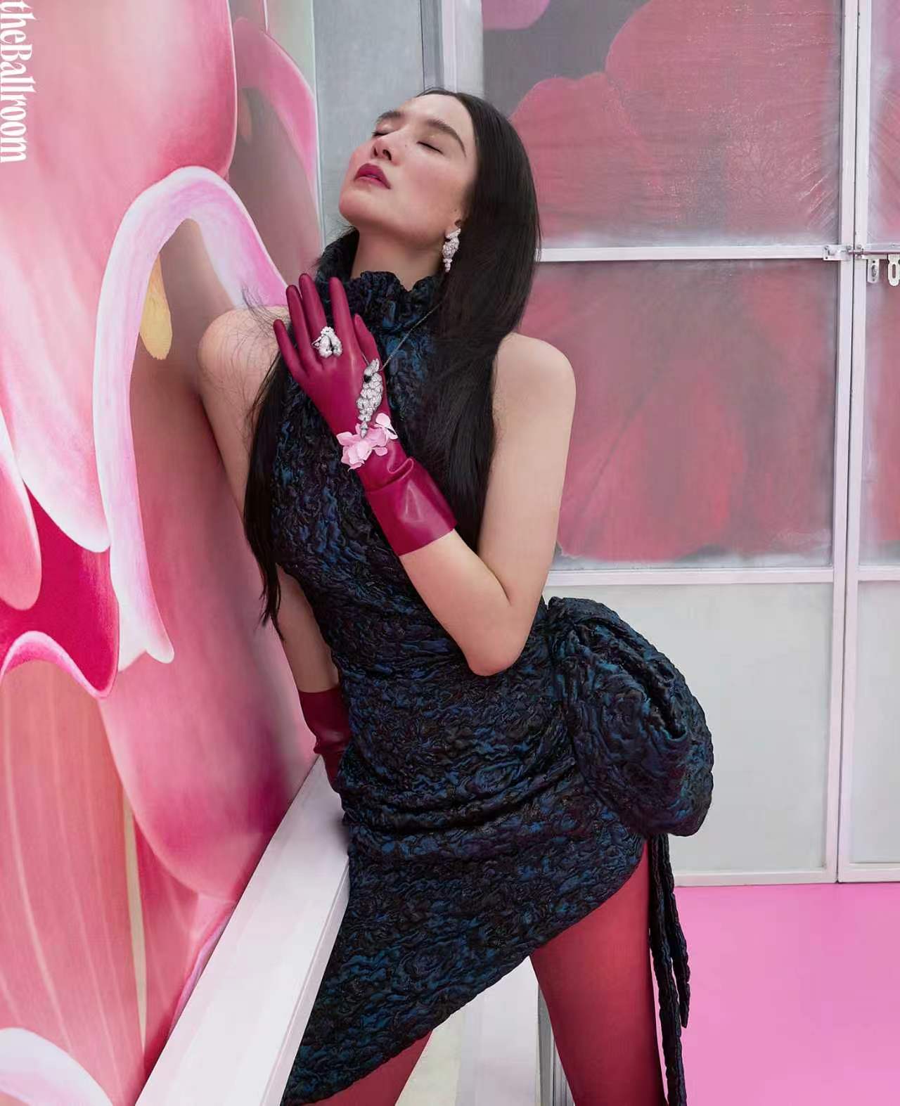 宋佳theBallroom封面宋佳这时尚感，简直拉爆了！也太有女人味了。真是美出