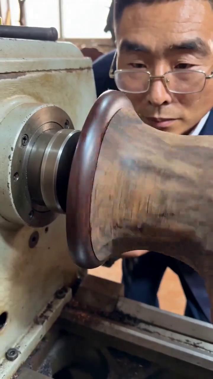 隔壁邻居准备烧柴的烂木头，我看着可惜。这东西漂亮吗？酸枝木的黑飘红，越转越有味道