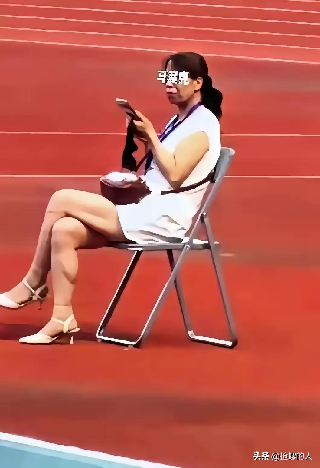 全网都在找这个甘肃陇超的女子是谁，她坐在一张椅子上，翘着二郎腿，刷着手机，脖子上