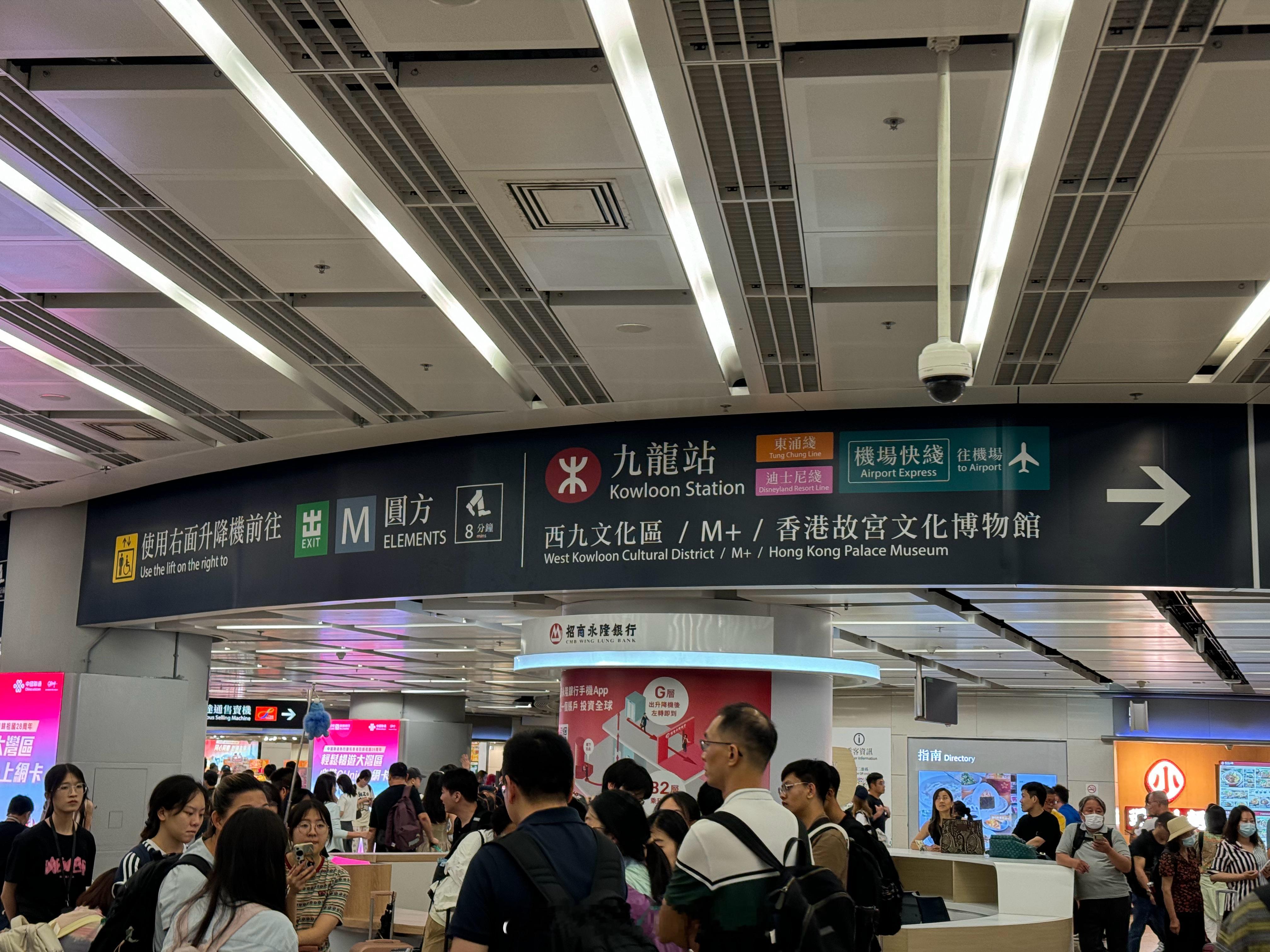 抵达香港了，今晚看周杰伦演唱会，据说今晚嘉宾是有郭富城？[并不简单]  ​​​