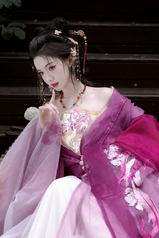 “嘘！别说话，狐狸尾巴露出来了”