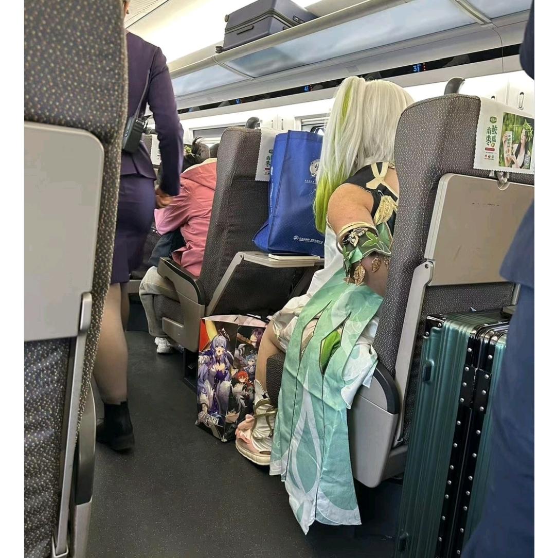 高铁偶遇cos小姐姐，一眼直接心动！
 
坐高铁无意间撞见一位cos女生，白绿渐
