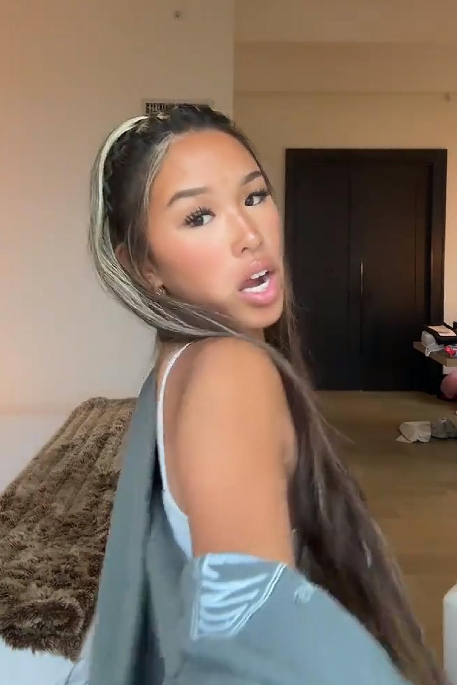 妈妈皮肤那么白，女儿却是一个小黑妞，白瞎了好基因。
