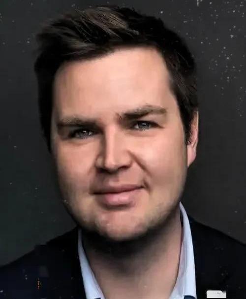 【国际抓马新番上演】

曾被美国网友追着骂到躲回老家的争议人物万斯，上演了一出魔