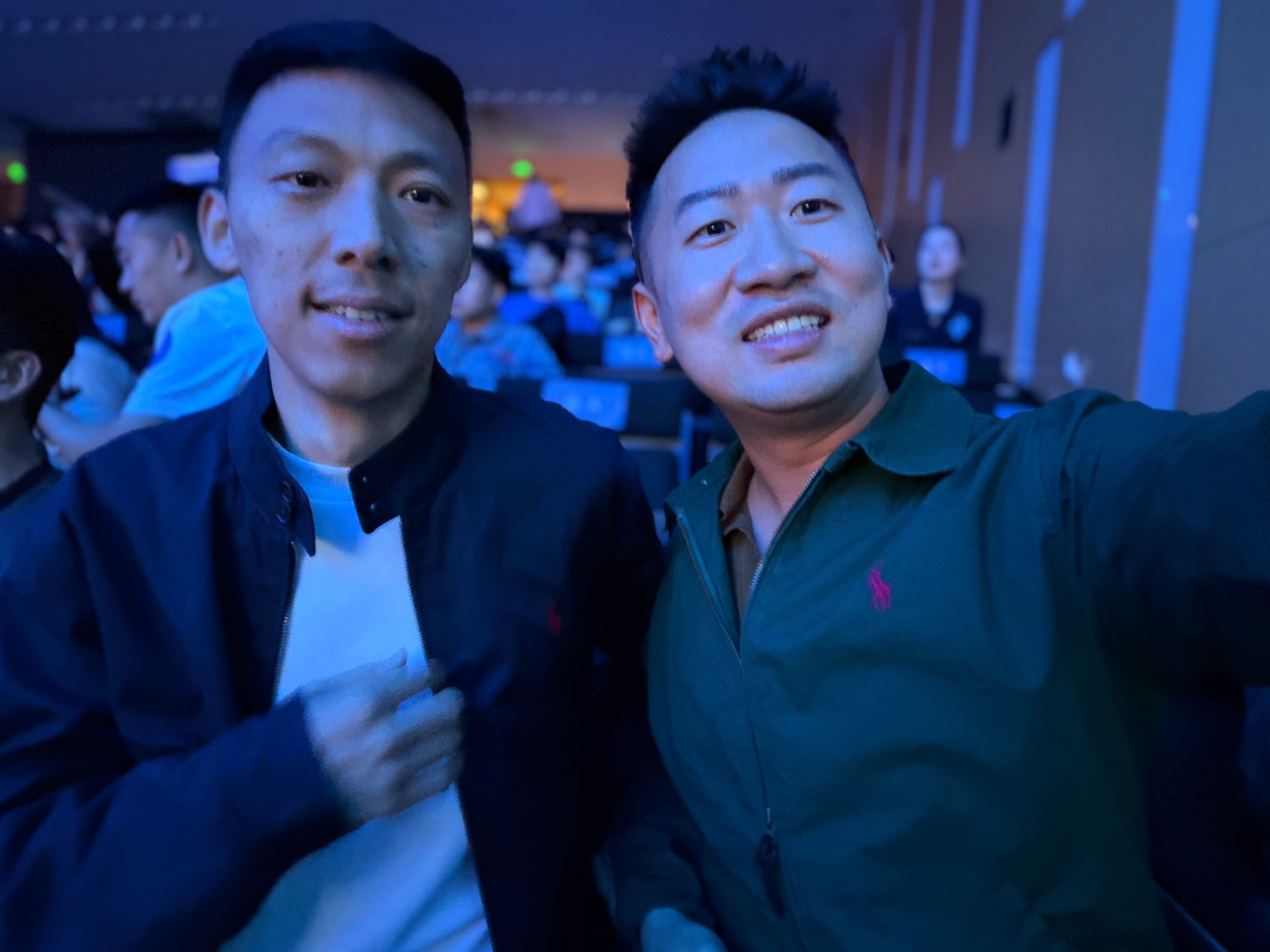 情侣装也是穿上了 