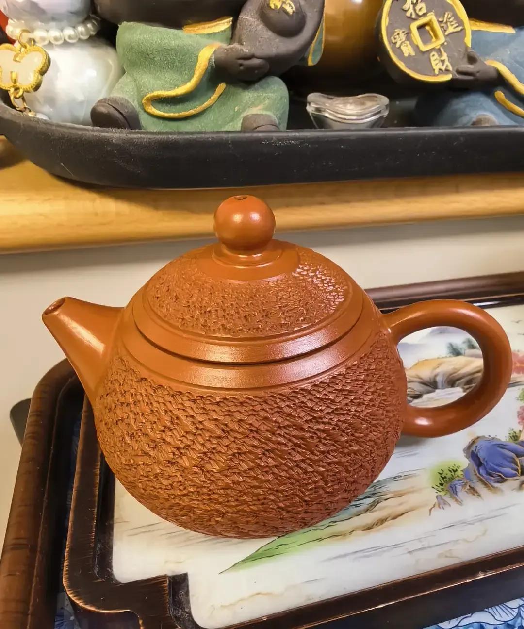 2025年12月1日我刷到金牛运势说偏财旺，立马把基金自选全翻一遍。
中午蹲厕所