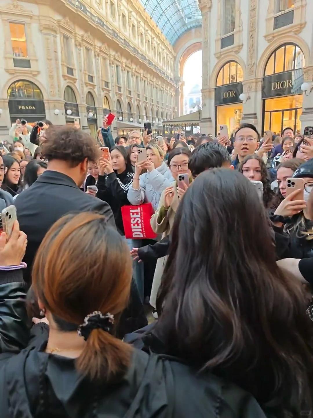杨幂 米兰街头好直观的图，杨幂海外人气