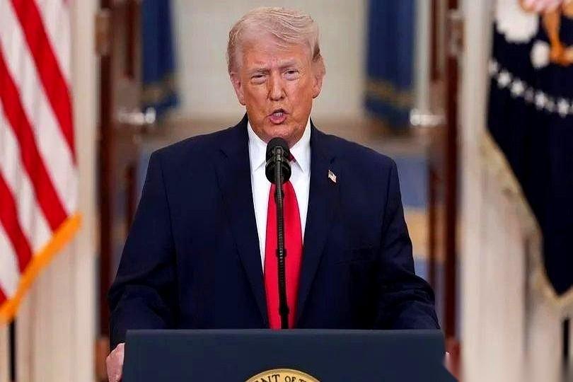 特朗普对加拿大摊牌了。
一张关于“100%关税”的通牒，直接甩在了渥太华的桌面上