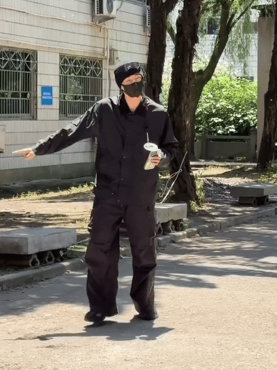 从没见这人跑得如此之快过，像踩了风火轮 