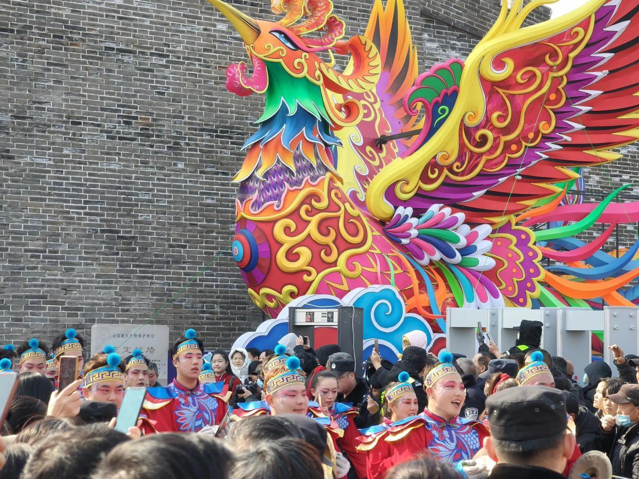 那现场真是锣鼓喧天、鞭炮齐鸣，人山人海……昨天石家庄正定古城真的太热闹了，潮阳英