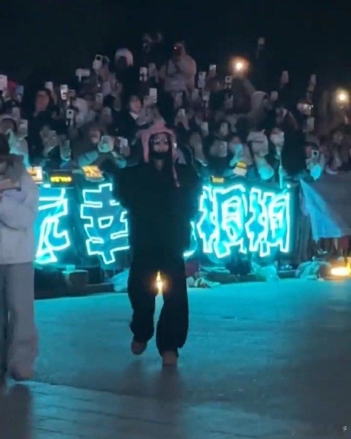 李一桐腰伤 李一桐今日机场手扶腰出镜，疑似腰伤复发，面露难受却依旧和粉丝互动，桐