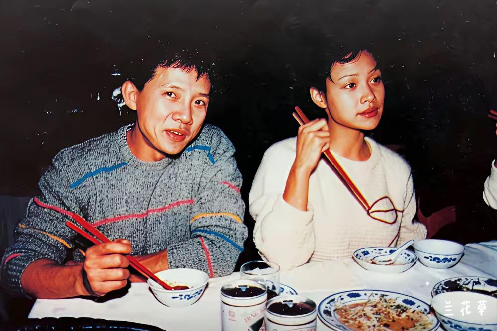 陈冲与前夫柳青在一起吃饭时的留影。
他俩1986年结婚，1989年离婚。
虽是短