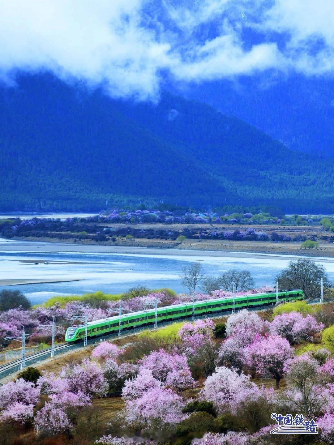铁路,早安 余生还很长，别把一切都提前交代了，一边走一边欣赏风景，一切都要慢慢来