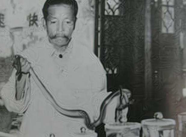 1940年，无锡街头，一个衣衫褴褛的"蛇花子"正当街表演——毒蛇咬手，蛇药敷上，