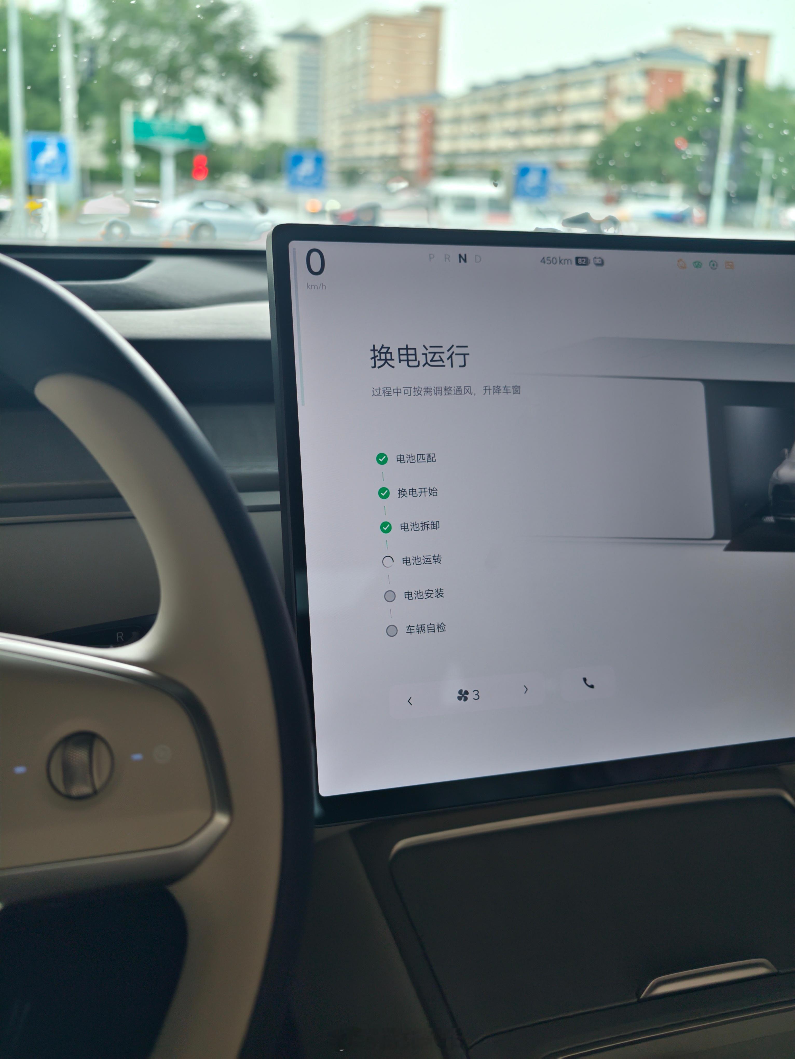 乐道 L80换电中，这下雨天充电太麻烦了，还是换电方便。