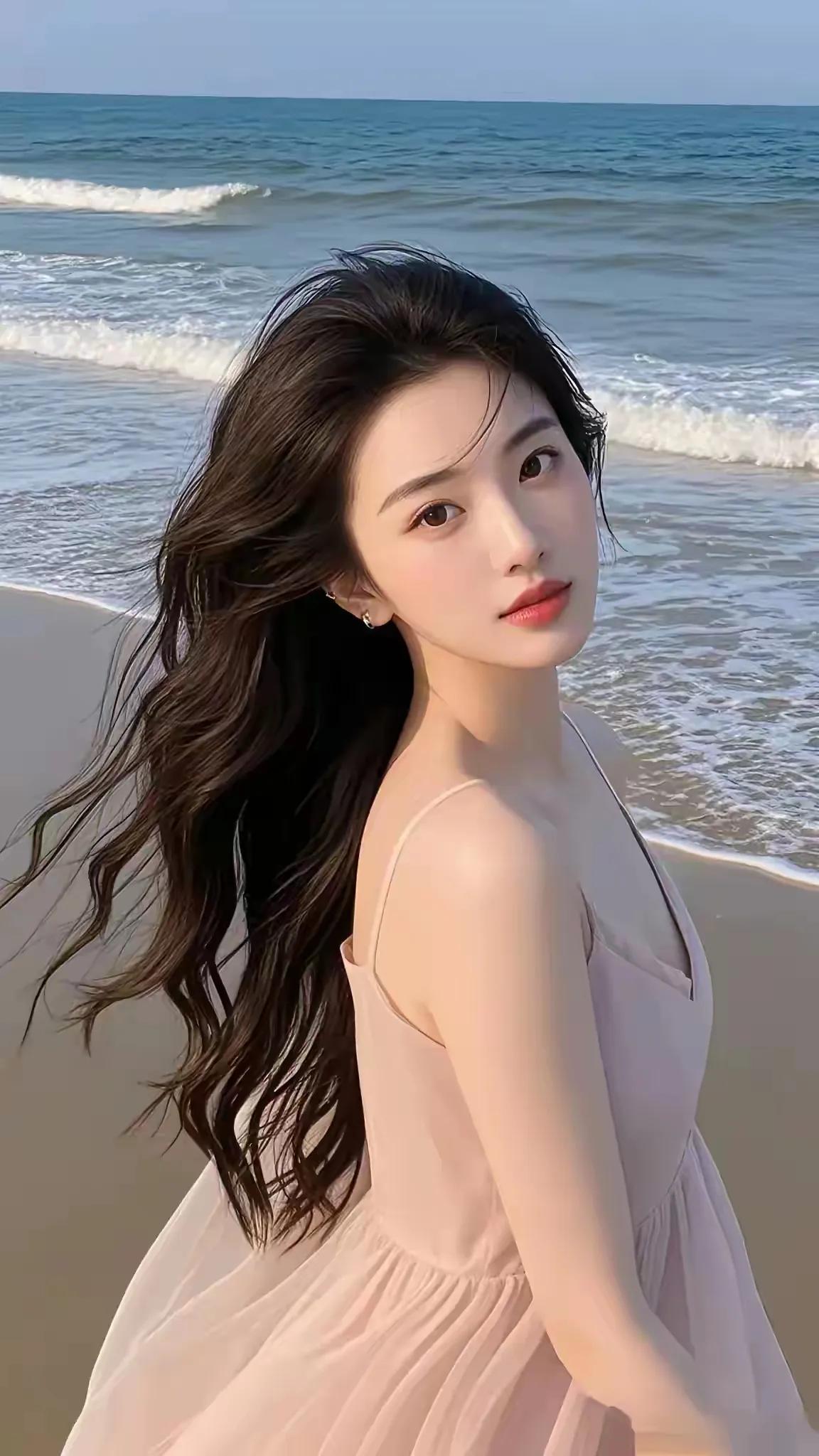 海边温柔时光，与浪花共舞的少女