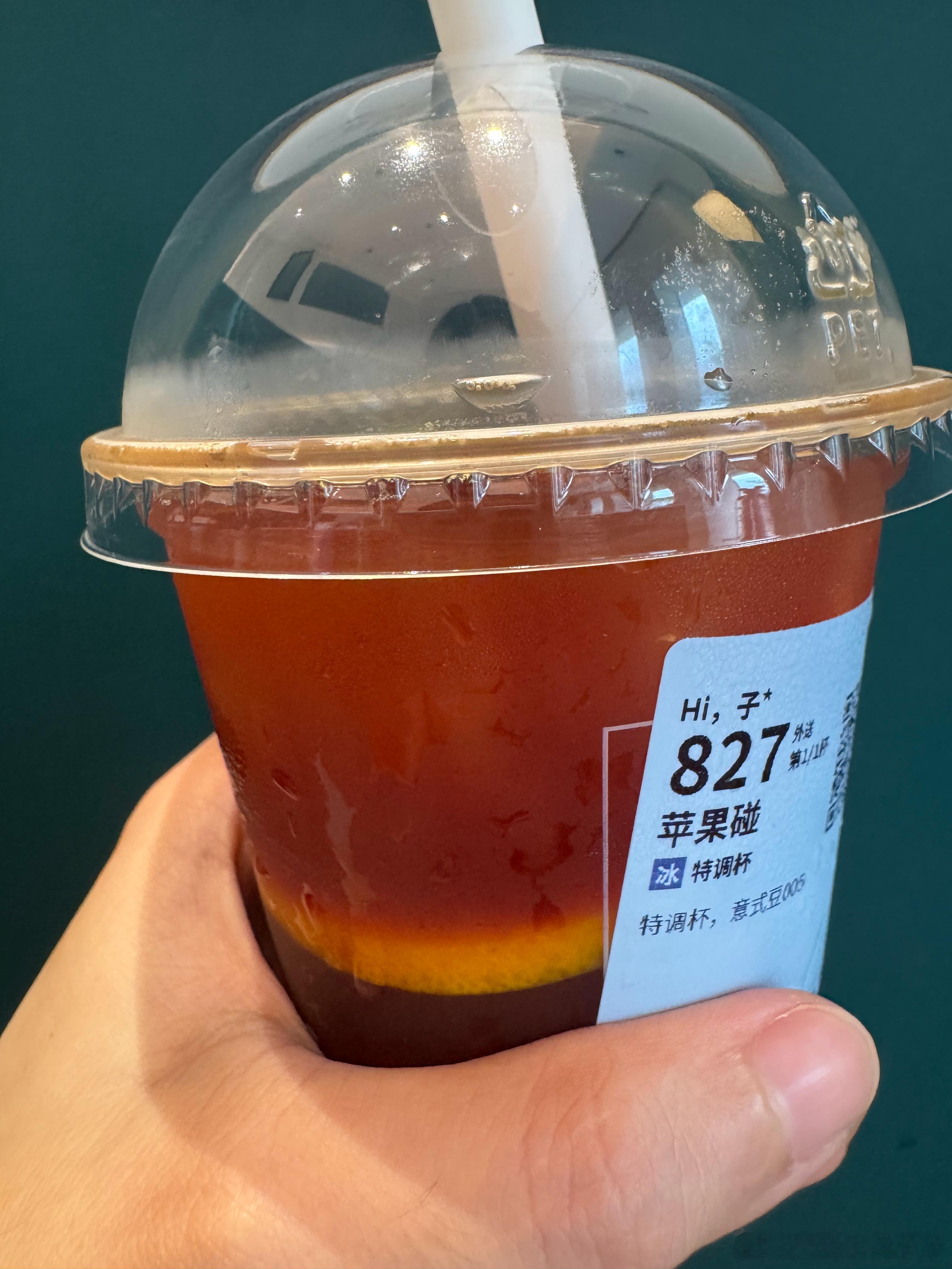瑞幸的苹果碰特调杯还是葡萄美式的味啧～酒精版本的会好喝一些酒精过敏和要开车的可不