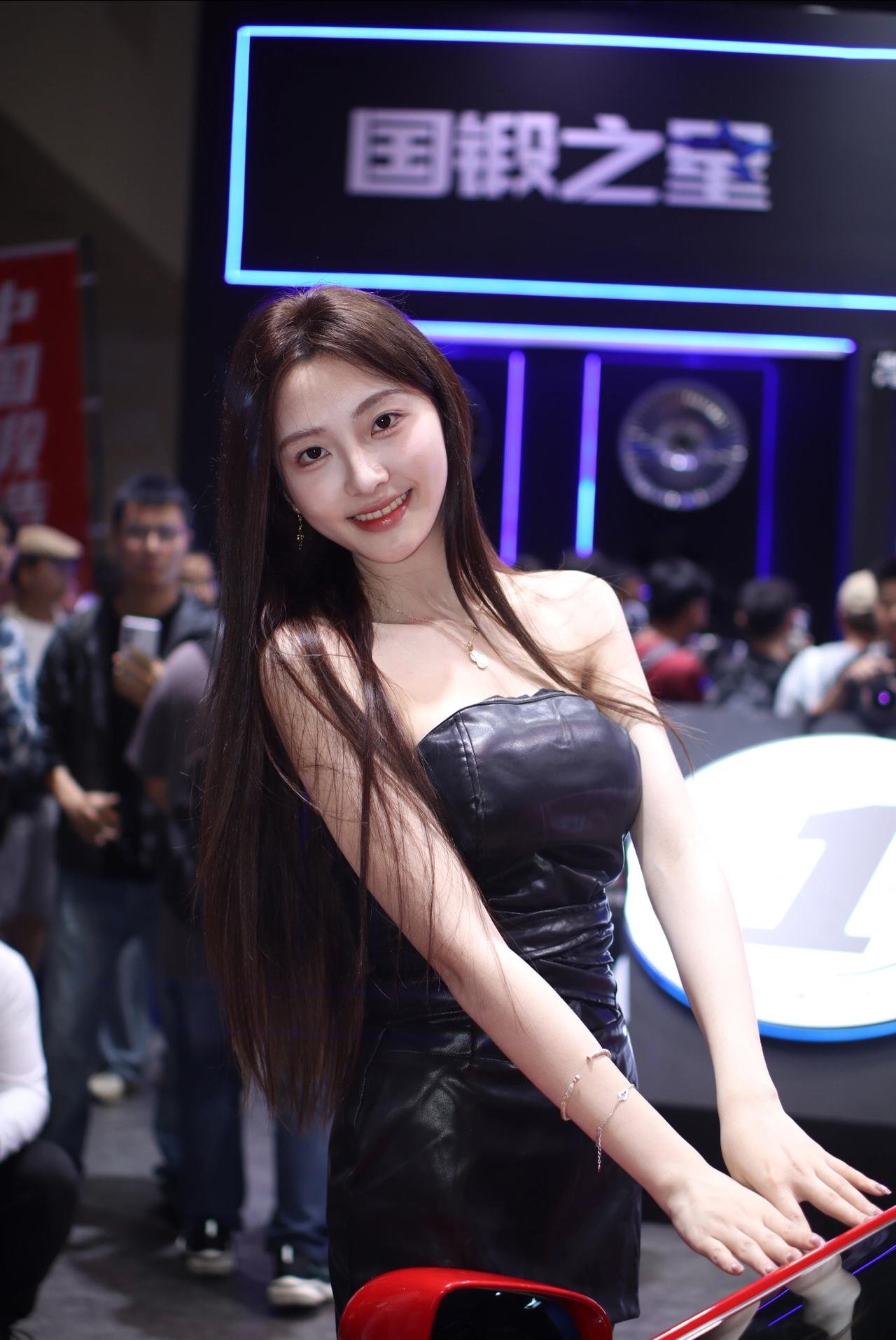 这届改装车展最甜的车模@小雨滴深圳改装车展 颜值 好身材性感女神 
2026年3