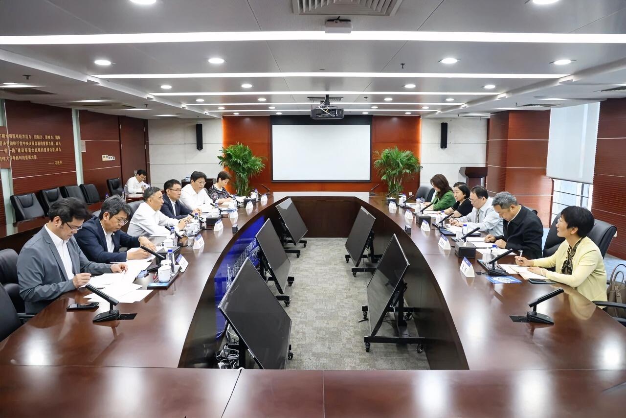 6月25日，中交集团党委书记、董事长宋海良在中交大厦与来访的中国志愿服务基金会理
