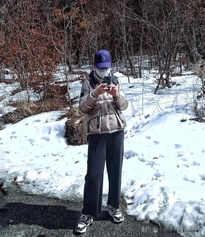 工作地点多在户外,怎么穿才保暖? 工作地点在户外，保暖穿搭很重要。我觉得内搭选贴