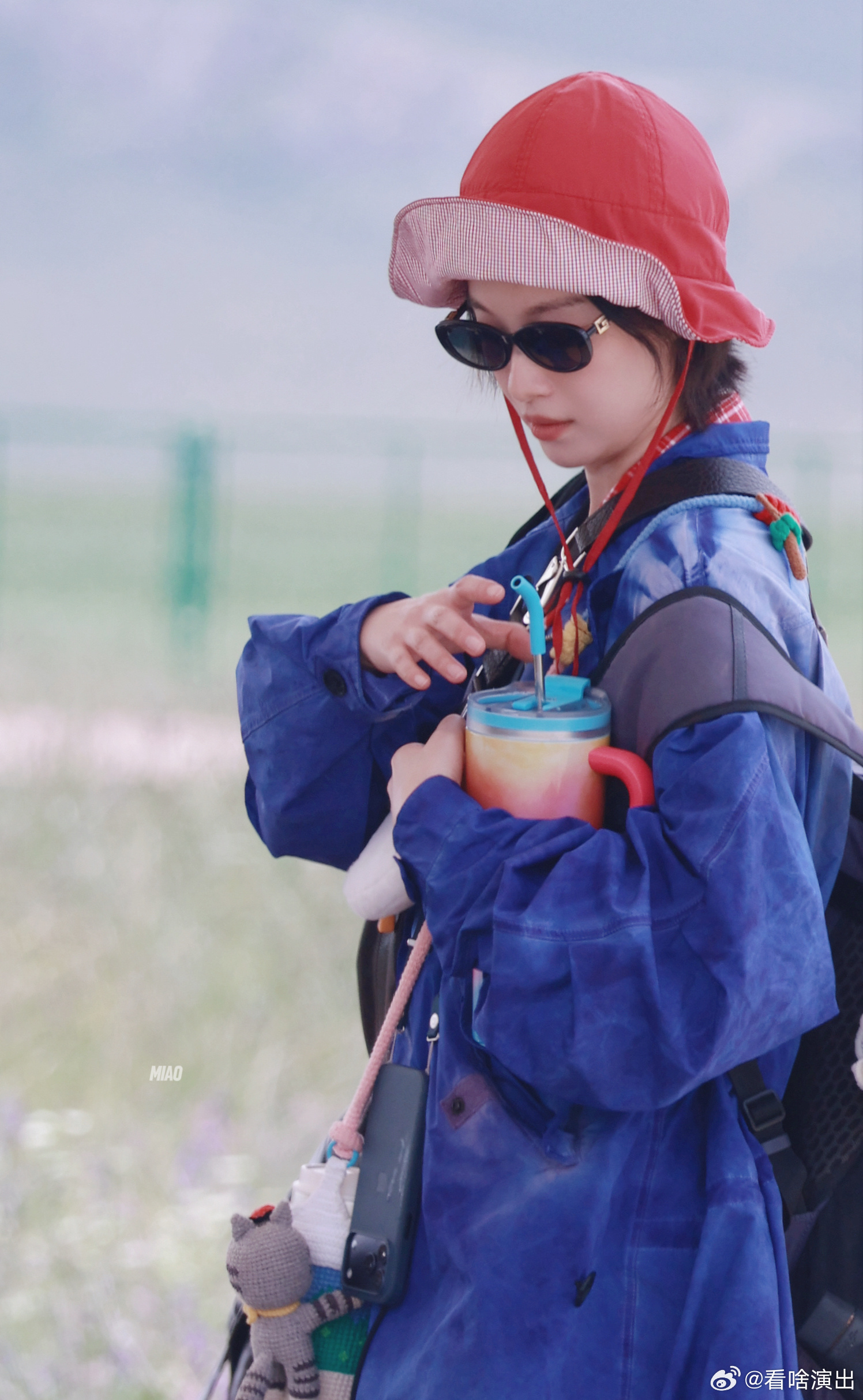 倪妮是在cos帕丁顿熊吗倪妮旅综穿搭这块向野的我们论旅综穿搭还得看倪妮，棉麻套装